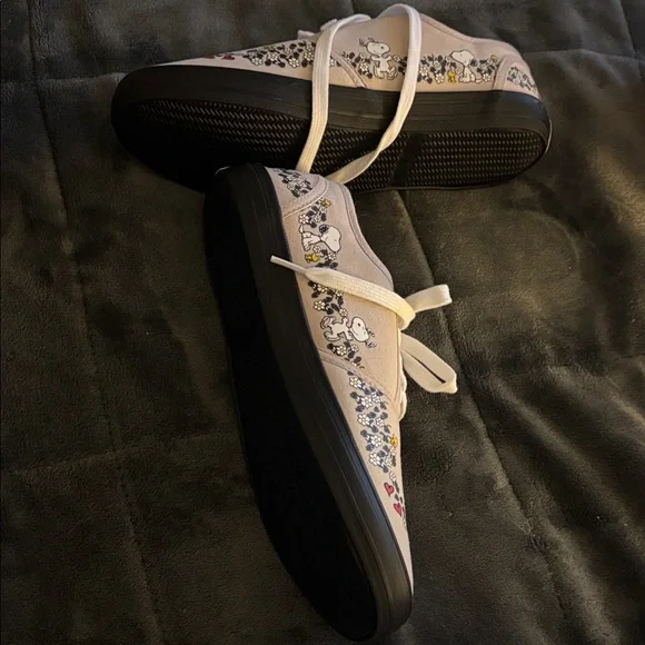 Snoopy Canvas Sneakers - Beige and Black - Picture 2 of 7